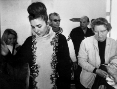 Koningin Juliana ontmoet keizerin Farah Diba (links) en de Sjah in Innsbruck, Bestanddeelnr 916-0159