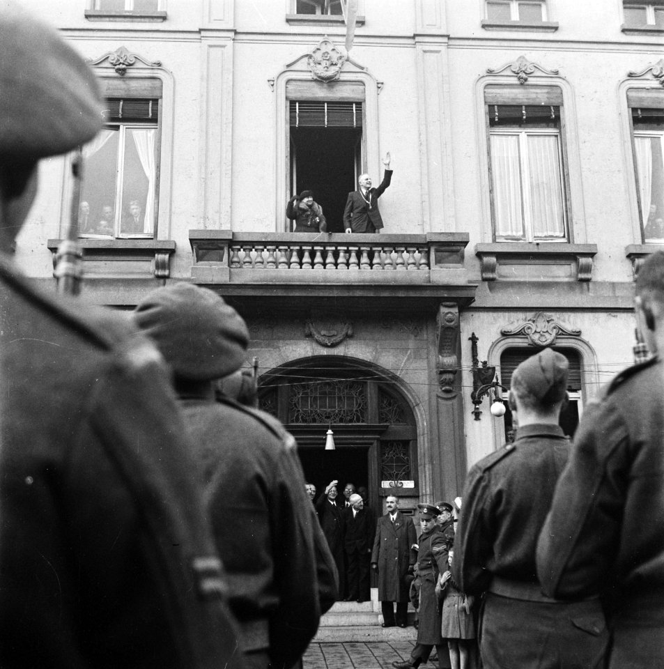 Koningin Wilhelmina en een burgemeester wuiven naar het publiek vanaf een balkon, Bestanddeelnr 900-4094
