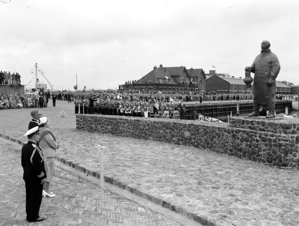 Koningin Juliana onthult het vissersmonument te IJmuiden, Bestanddeelnr 907-2224