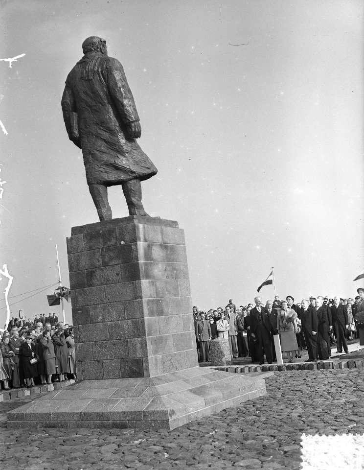 Koningin Juliana onthult het standbeeld van Dr.Ir. Lely te Den Oever, aan de voe, Bestanddeelnr 906-7393