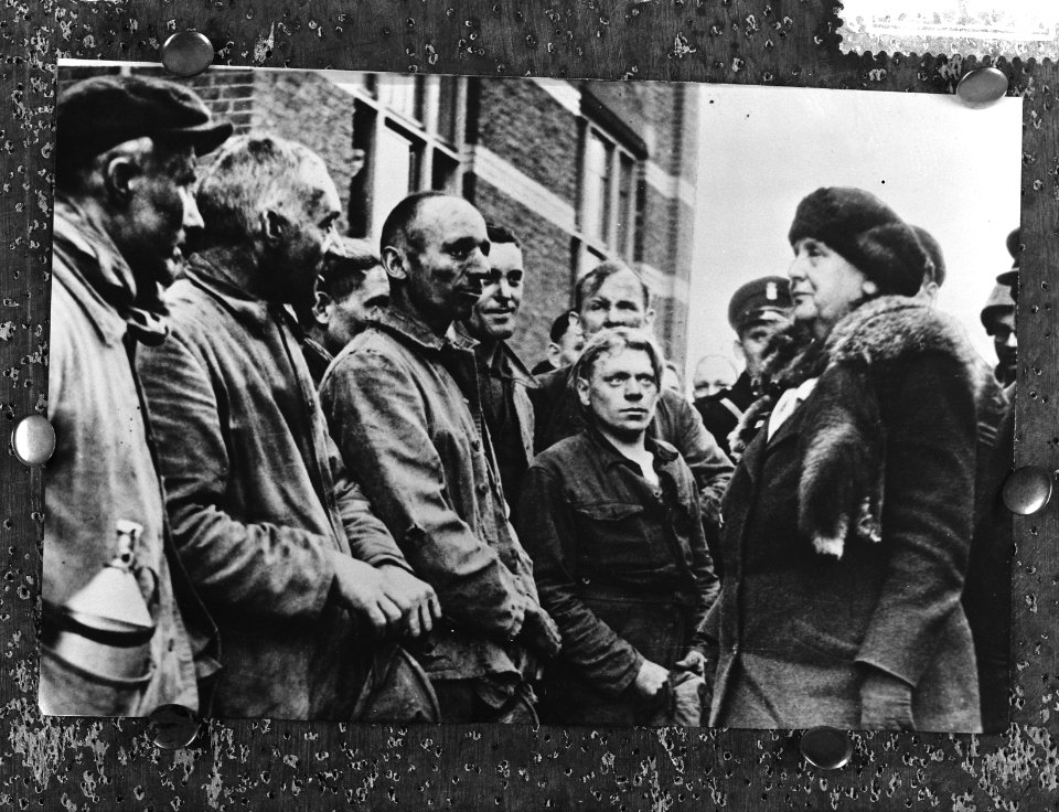 Koningin Wilhelmina bij de mijnwerkers in Zuid-Limburg, Bestanddeelnr 910-2048