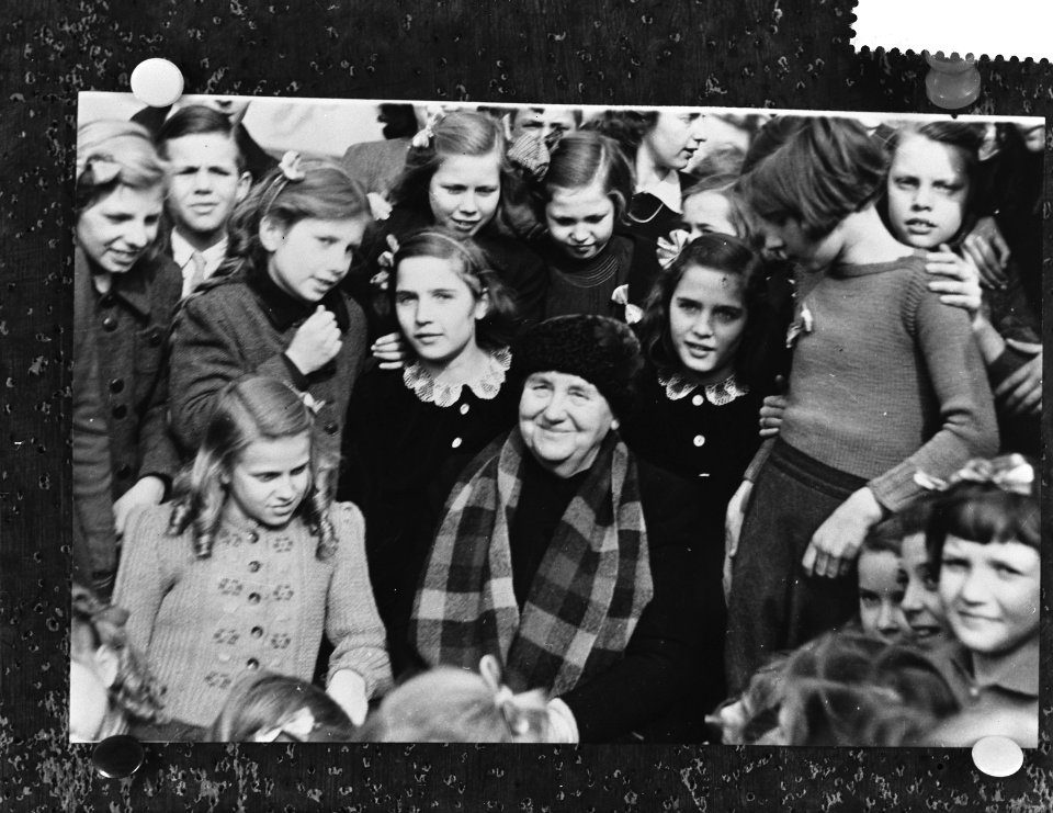 Koningin Wilhelmina temidden van kinderen die naar Engeland worden gestuurd om a, Bestanddeelnr 910-2045