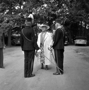 Koningin Wilhelmina in gesprek met twee bewoners van Bronbeek, Bestanddeelnr 900-4310