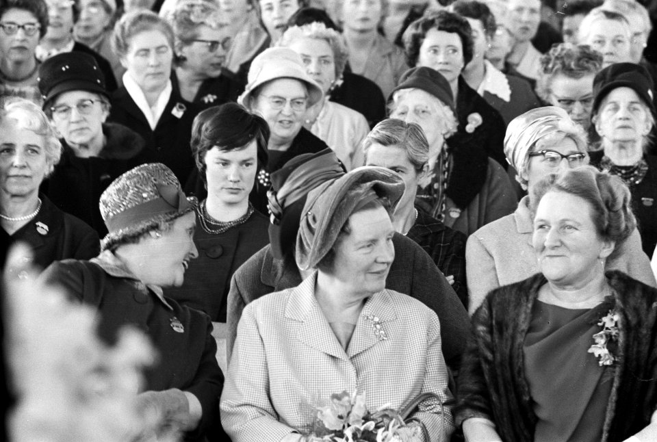 Koningin Juliana tussen 7500 huisvrouwen, Bestanddeelnr 913-7781
