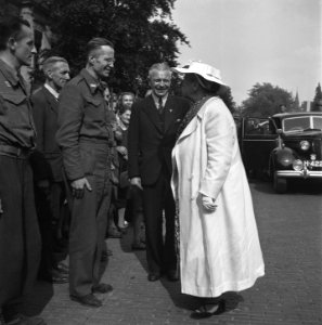 Koningin Wilhelmina in gesprek met enkele personen, Bestanddeelnr 900-4320