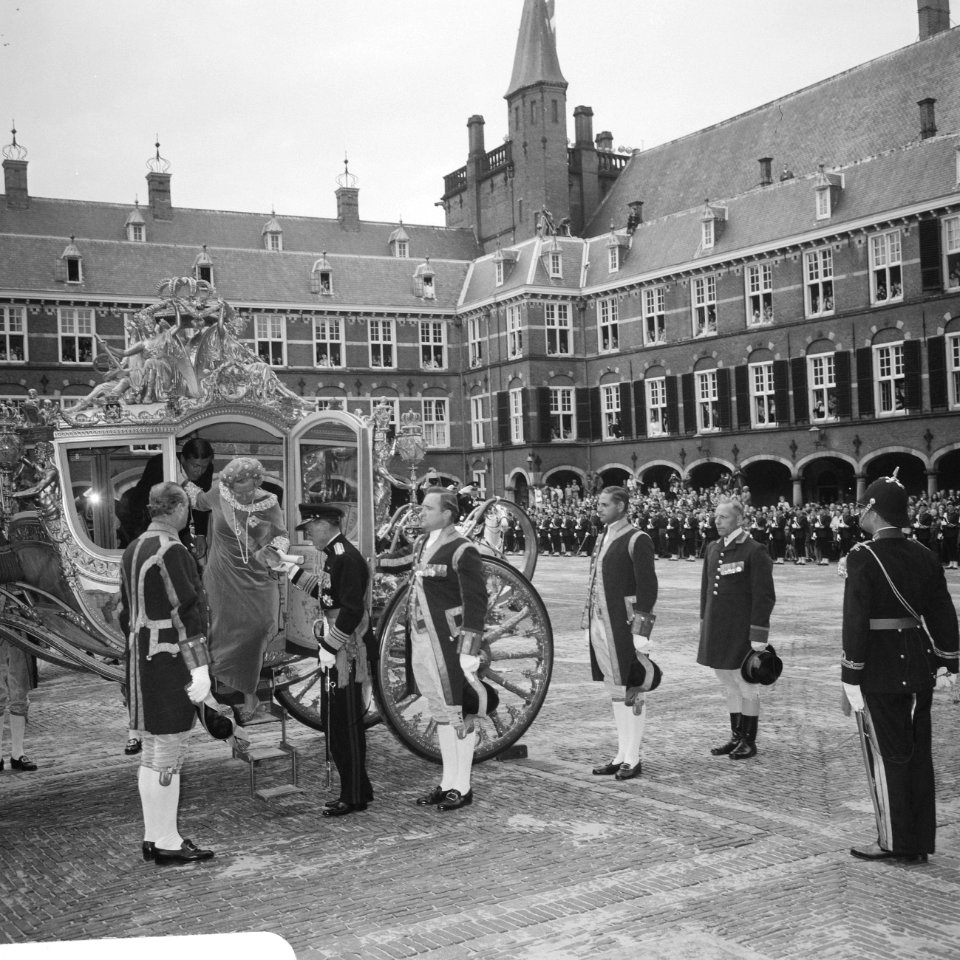 Koningin Juliana verlaat de Gouden Koets, Bestanddeelnr 921-6863