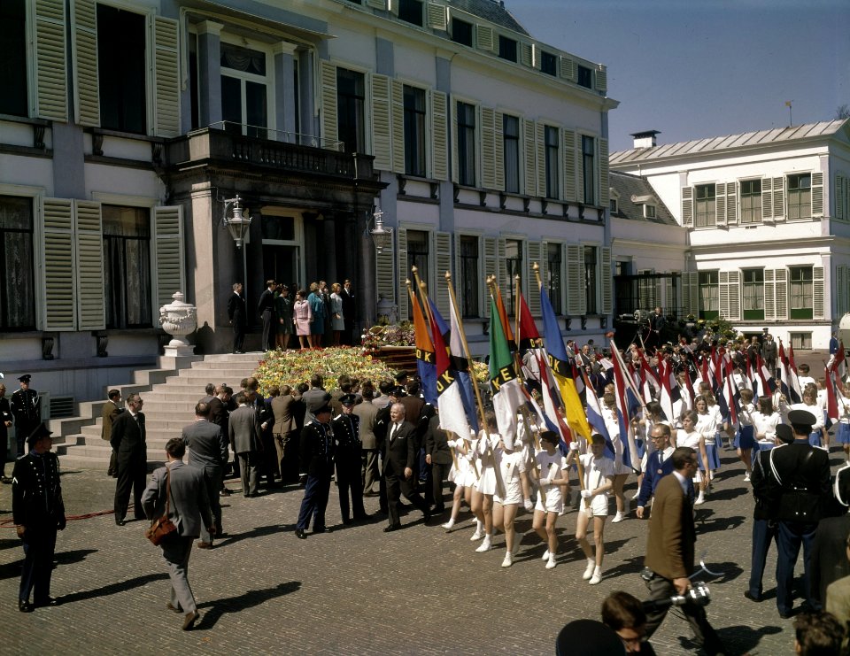 Koninginnedag, Beatrix, prinses, Bernhard, prins, Christina, prinses, Claus, pri, Bestanddeelnr 254-7806
