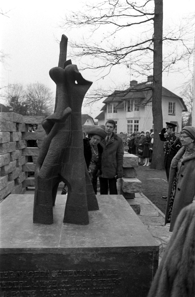 Koningin Juliana onthult te Apeldoorn een monument ter nagedachtenis van de vro…, Bestanddeelnr 925-2365
