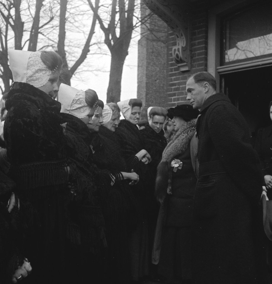 Koningin Wilhelmina in gesprek met vrouwen in Zeeuwse klederdracht, Bestanddeelnr 935-3511