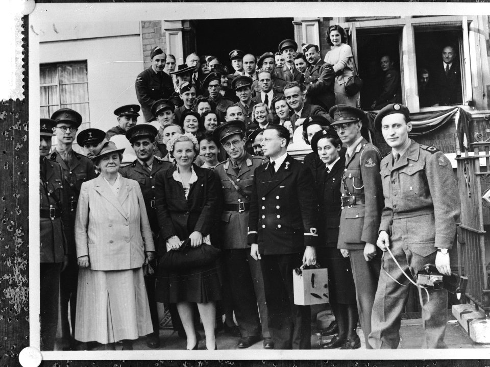 Koningin Wilhelmina en prinses Juliana temidden van militairen, tijdens een bezo, Bestanddeelnr 910-2046