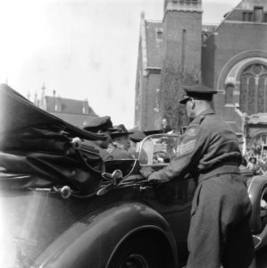 Koningin Wilhelmina in haar auto Deur wordt geopend door sergeant, Bestanddeelnr 900-4991