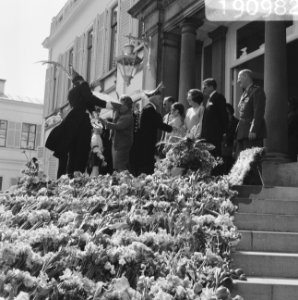 Koninginnedag, defilee op Soestdijk, carnavalsvereniging biedt iets aan, Bestanddeelnr 919-0982