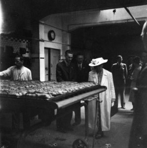 Koningin Wilhelmina in de bakkerij van de Verbruiks Coöperatie aan de Rosendaal…, Bestanddeelnr 900-4703