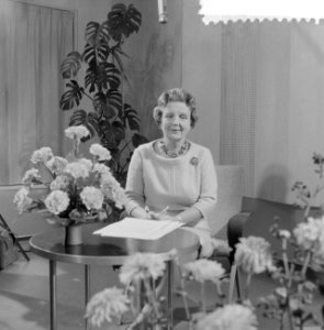 Koningin Juliana tijdens toespraak voor televisie over verkeersveiligheid, Bestanddeelnr 911-6666