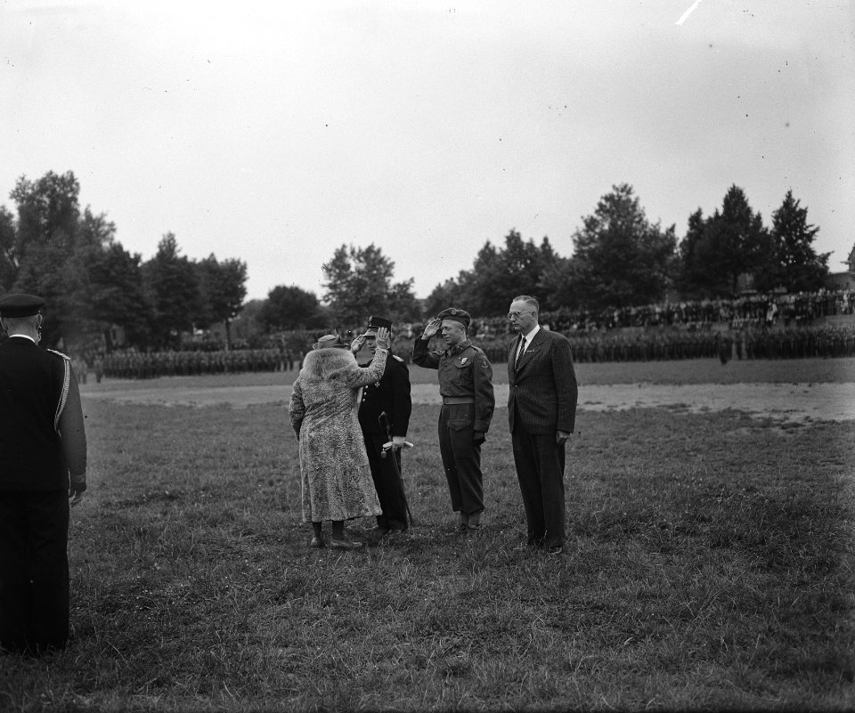 Koningin Wilhelmina heeft in Den Bosch een groot aantal militairen en een burger, Bestanddeelnr 901-8797