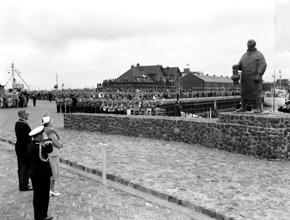 Koningin Juliana onthult het vissersmonument te IJmuiden, Bestanddeelnr 907-2223