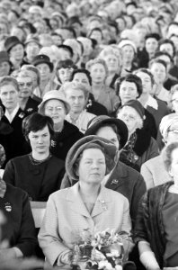 Koningin Juliana tussen 7500 huisvrouwen, Bestanddeelnr 913-7779