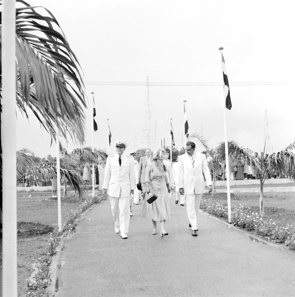 Koningin Juliana op weg naar het Stuyvesant college in Willemstad, Bestanddeelnr 252-3677