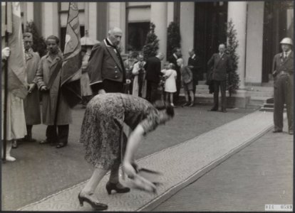 Koningin Wilhelmina terug in Den Haag op paleis Noordeinde. Een minuut voor de a, Bestanddeelnr 014-0589