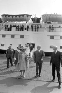 Koningin Juliana verlaat de Koningin Wilhelmina in gezelschap van burgemeester, Bestanddeelnr 924-6403