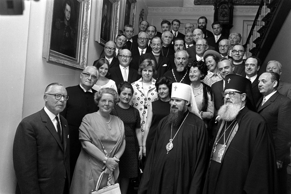 Koningin Juliana tussen bisschoppen, Bestanddeelnr 923-5502