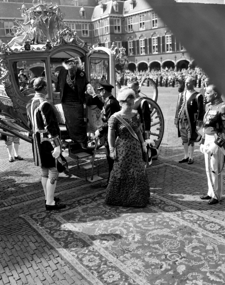 Koningin Juliana verlaat de Gouden Koets, geholpen door prins Bernhard rechts p, Bestanddeelnr 915-5329