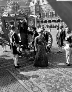 Koningin Juliana verlaat de Gouden Koets, geholpen door prins Bernhard rechts p, Bestanddeelnr 915-5329