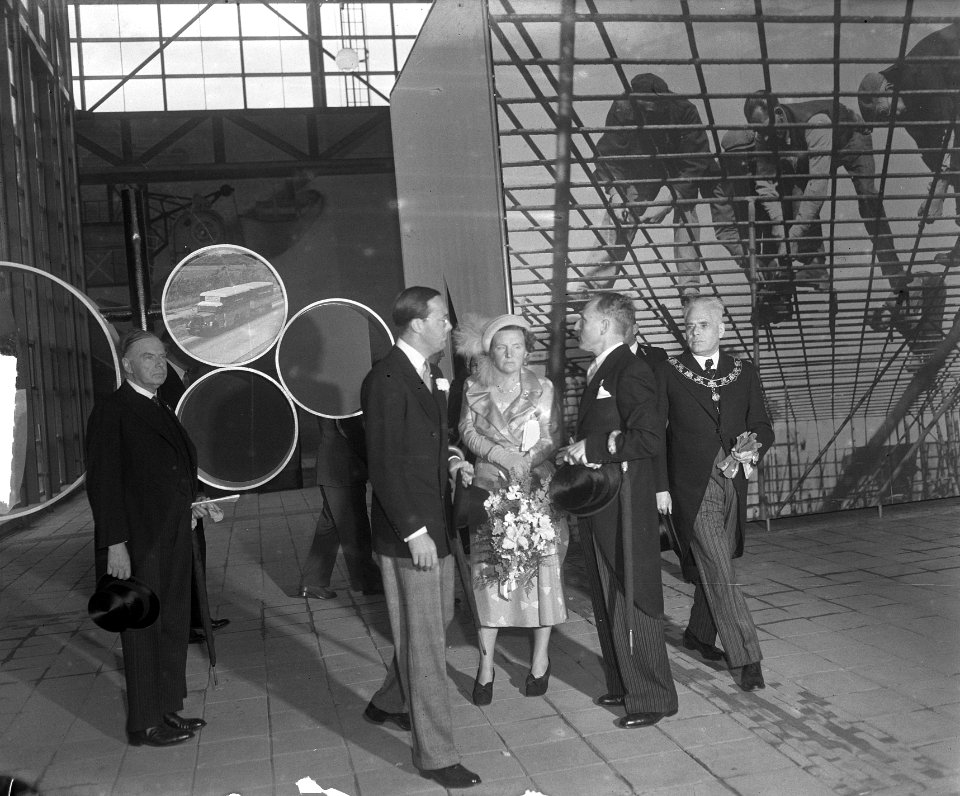 Koningin Juliana tussen hoogwaardigheidsbekleders, Bestanddeelnr 904-0198