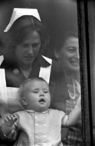 Koninginnedag. Prins Willem Alexander achter venster met de zuster, Bestanddeelnr 921-3053