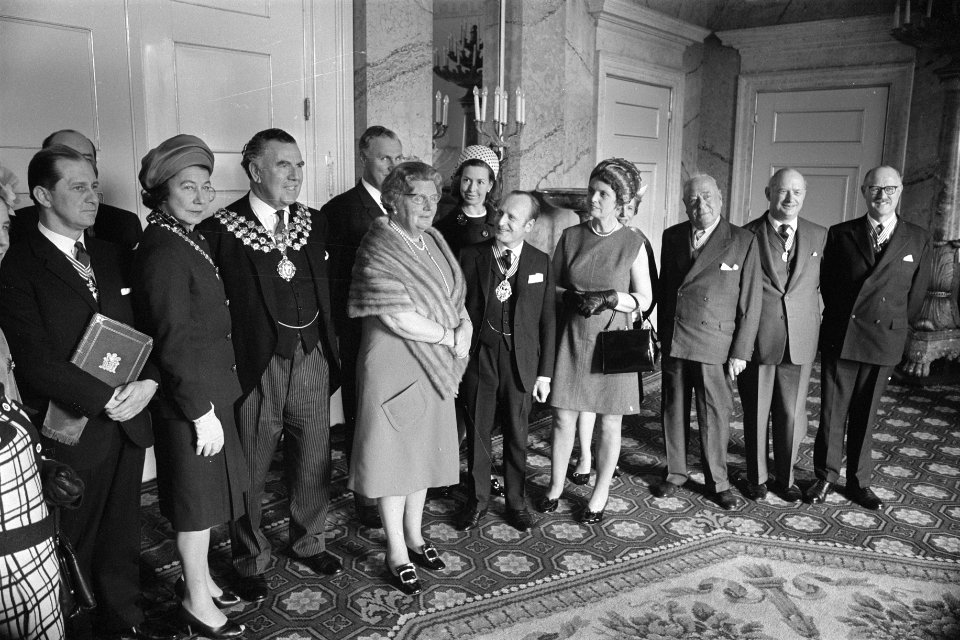 Koningin Juliana tussen de tuinlieden, Bestanddeelnr 923-4625