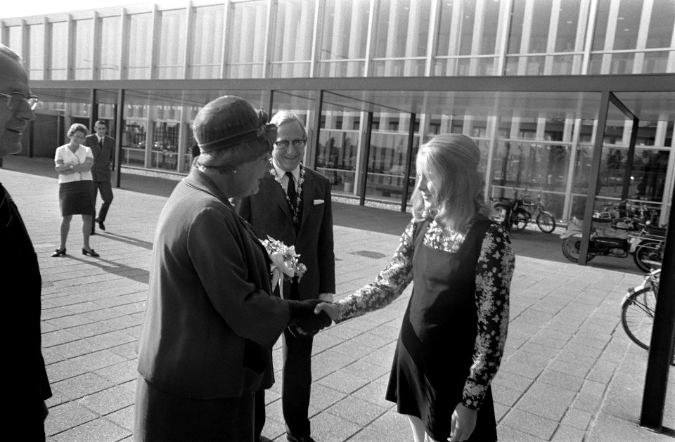 Koningin Juliana woont de viering bij van het 50-jarig bestaan van de Nederlands, Bestanddeelnr 922-8740