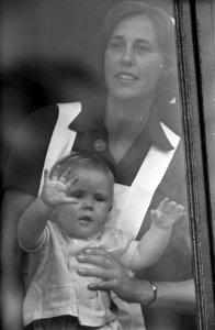 Koninginnedag. Prins Willem Alexander achter venster met de zuster, Bestanddeelnr 921-3052