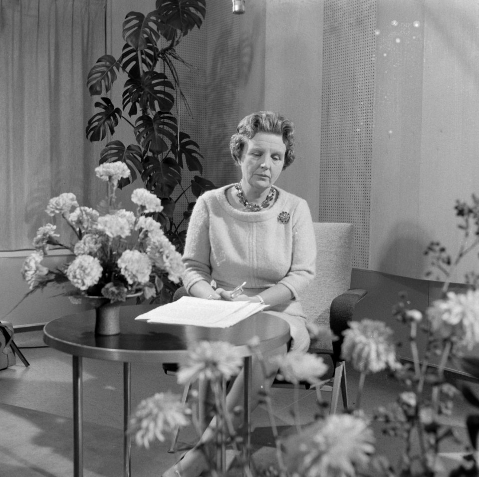 Koningin Juliana tijdens toespraak voor televisie over verkeersveiligheid, Bestanddeelnr 911-6667