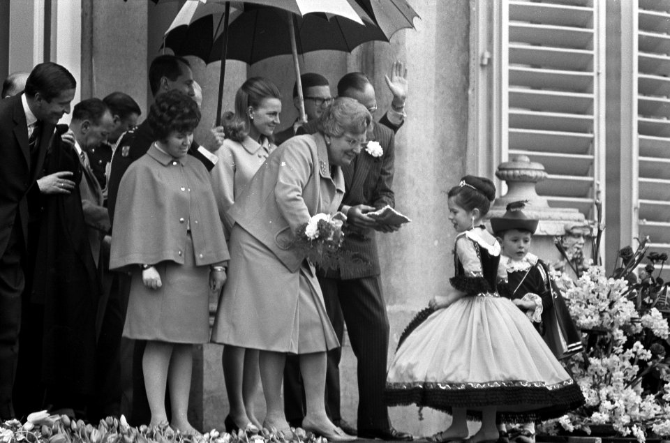 Koninginnedag. koningin Juliana ontvangt bloemen, Bestanddeelnr 921-3031