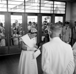 Koningin Juliana ontvangt een legpenning bij de opening van de Arubaanse Technis, Bestanddeelnr 252-3891