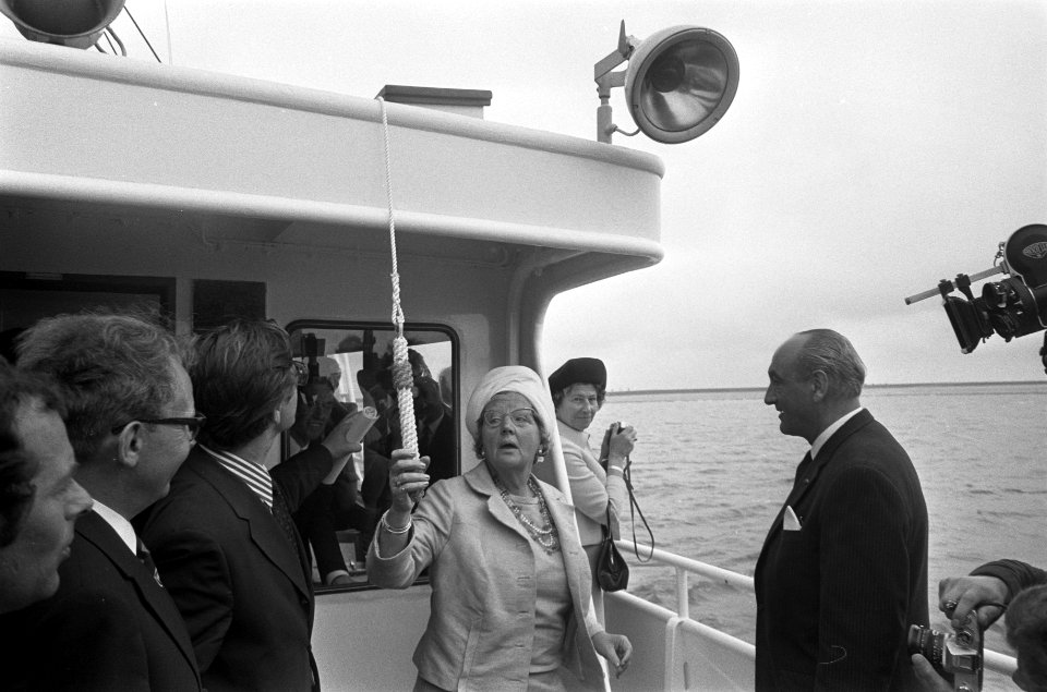 Koningin Juliana verricht de opening door een signaal met de scheepshoorn te gev, Bestanddeelnr 926-4721