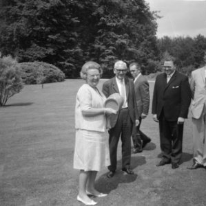Koningin Juliana ontvangt een delegatie vissers uit Katwijk op paleis Soestdijk , Bestanddeelnr 919-2790