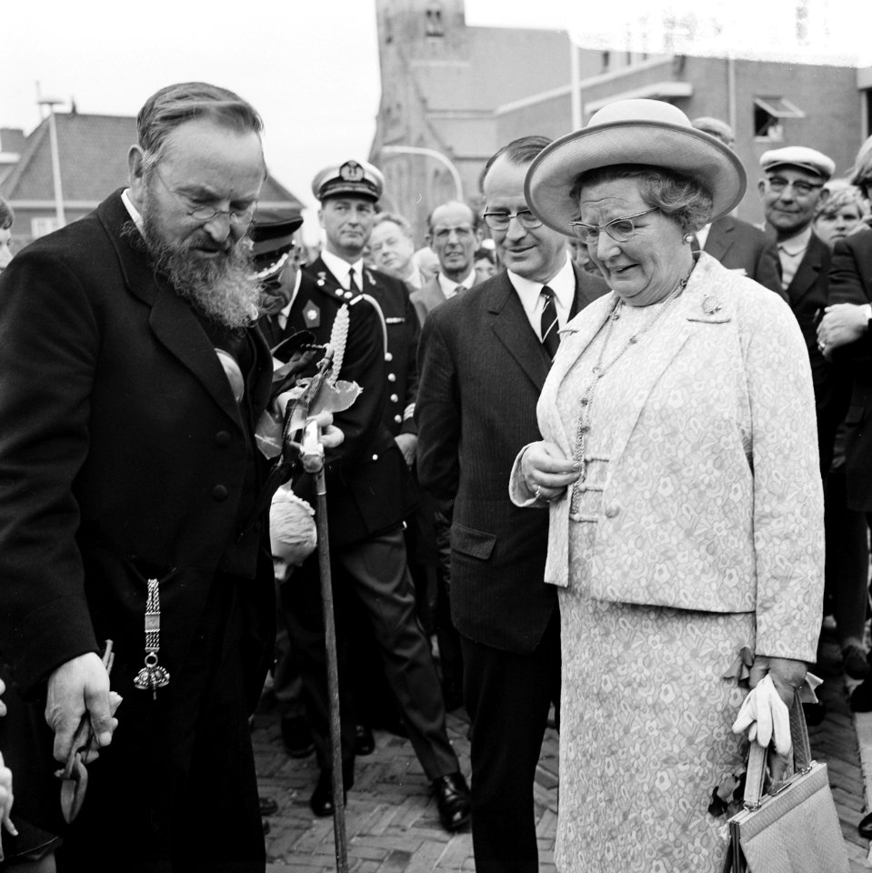 Koningin Juliana vol aandacht, Bestanddeelnr 922-5388