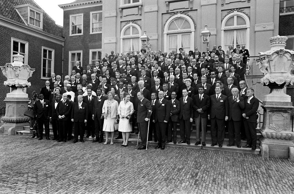 Koningin Juliana ontvangt een delegatie van het Rode Kruis op paleis Huis ten Bo, Bestanddeelnr 920-6799