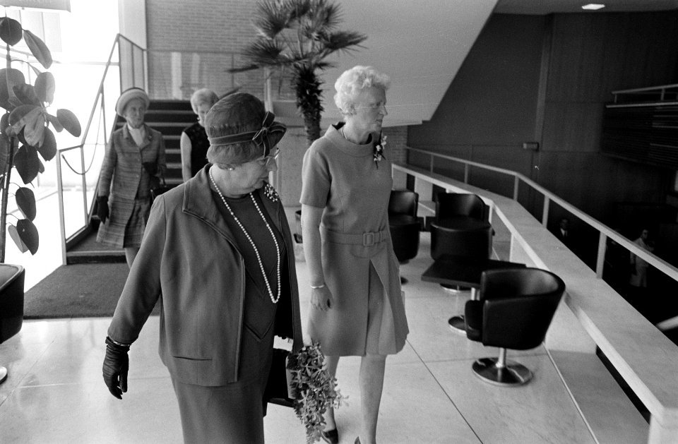 Koningin Juliana woont de viering bij van het 50-jarig bestaan van de Nederlands, Bestanddeelnr 922-8742