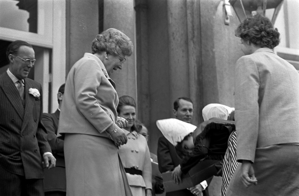 Koninginnedag. koningin Juliana ontvangt bloemen, Bestanddeelnr 921-3032