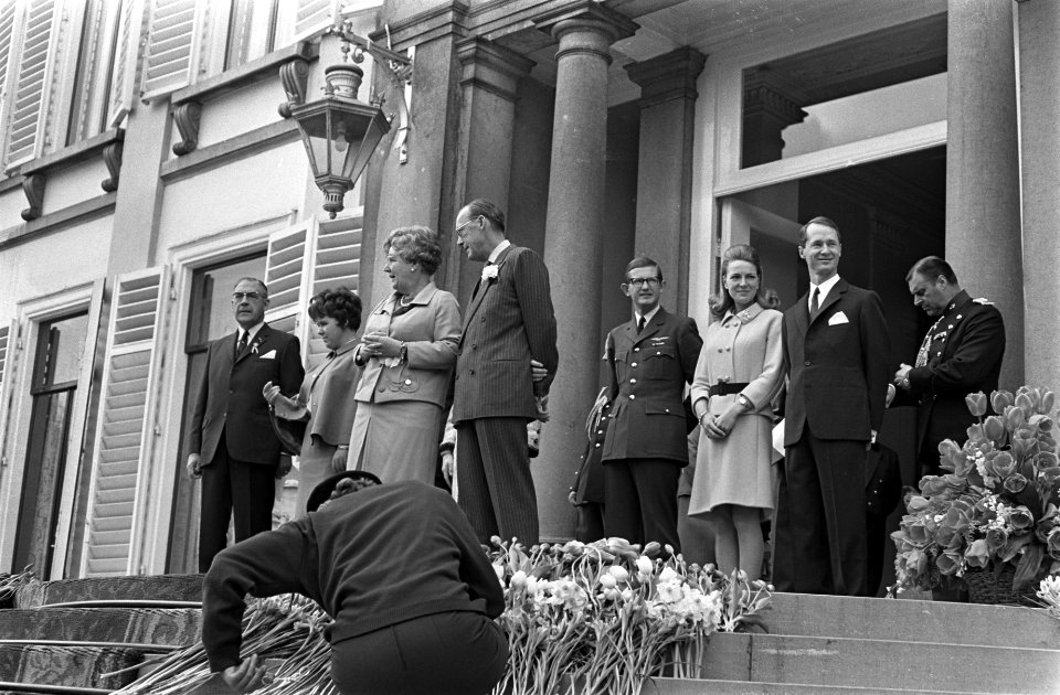 Koninginnedag. Koninklijke familie op bordes, Bestanddeelnr 921-3027