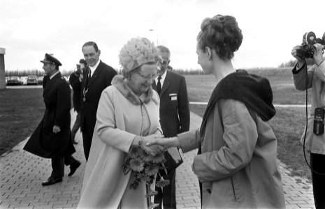 Koningin Juliana woont de herdenking bij van het 50 jarig bestaan vh Nationaal , Bestanddeelnr 922-3089 photo