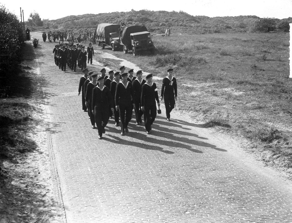 Koningin Juliana wandelmars te Kijkduin. Matrozen Marine-Hospitaal Overveen, Bestanddeelnr 903-0259