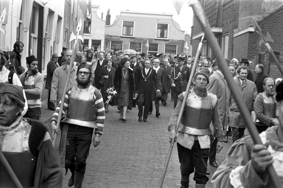 Koningin Juliana wandelt door Den Briel, Bestanddeelnr 925-5004