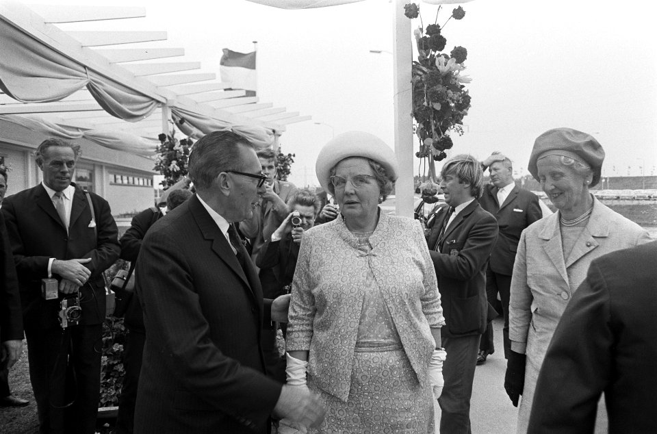 Koningin Juliana wordt welkom geheten, Bestanddeelnr 921-4702