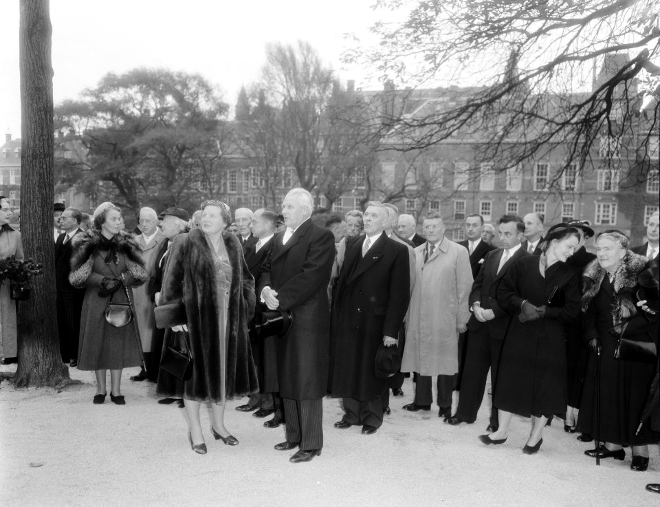 Koningin Juliana onthult een standbeeld Johan van Oldenbarneveldt in Den Haag, Bestanddeelnr 906-7865