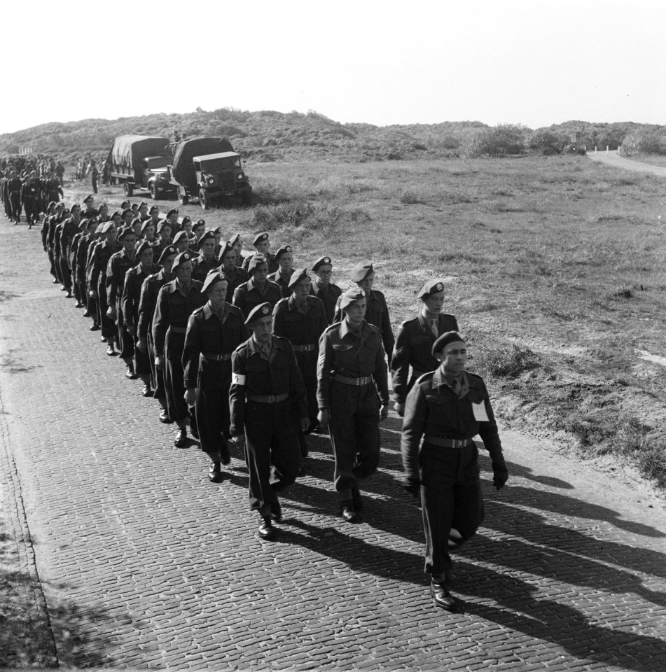 Koningin Juliana wandelmars te Kijkduin. Infanterie Harderwijk, Bestanddeelnr 903-0271