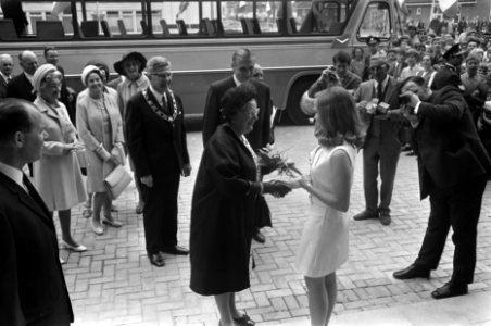 Koningin Juliana wordt welkom geheten, Bestanddeelnr 923-5318