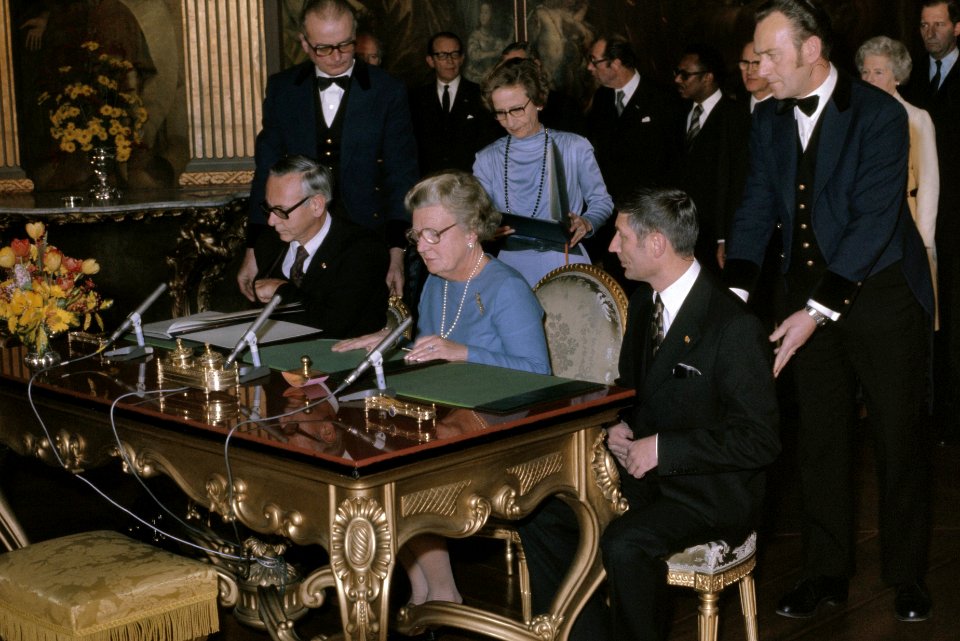 Koningin Juliana ondertekent de akte van erkenning van de Republiek Suriname op , Bestanddeelnr 254-9717
